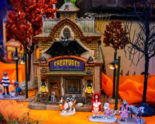 Miniature de maison hantée Lemax avec personnages pour Halloween.